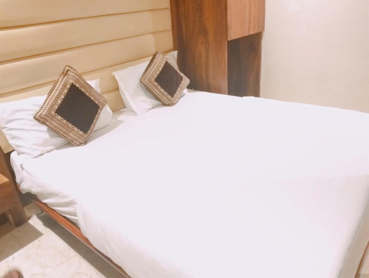 Hotel Adams Inn Near Mumbai Airport ภายนอก รูปภาพ