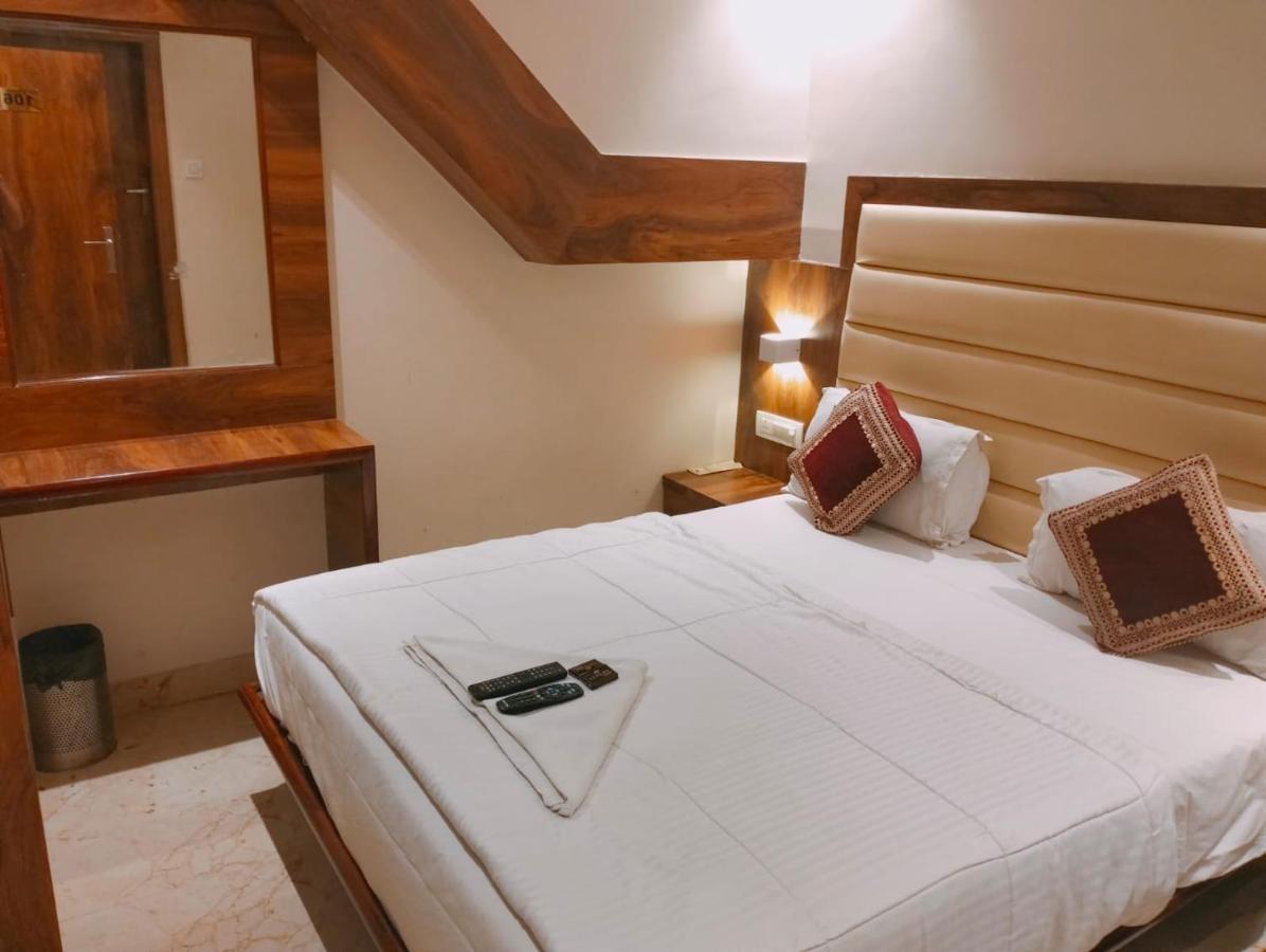 Hotel Adams Inn Near Mumbai Airport ภายนอก รูปภาพ