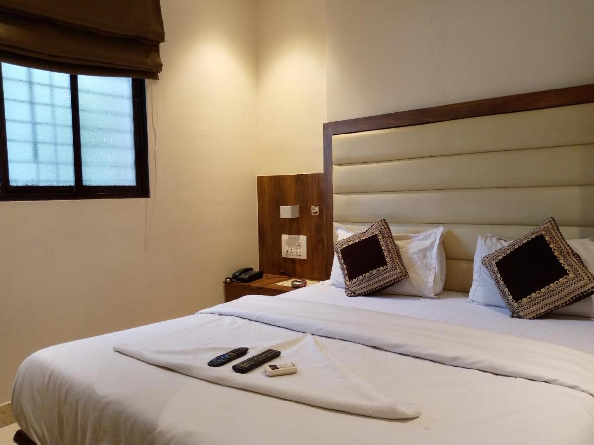Hotel Adams Inn Near Mumbai Airport ภายนอก รูปภาพ