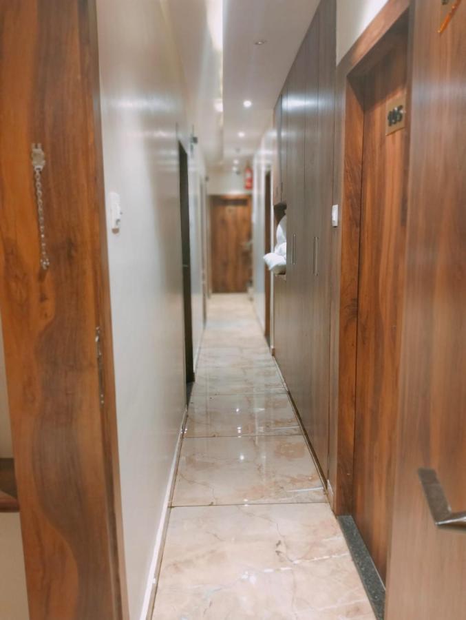 Hotel Adams Inn Near Mumbai Airport ภายนอก รูปภาพ